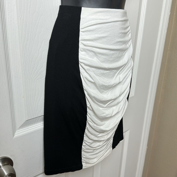 VINCE CAMUTO Black & Off-White Pull-on Pencil Skirt - Size M - Picture 2 of 7